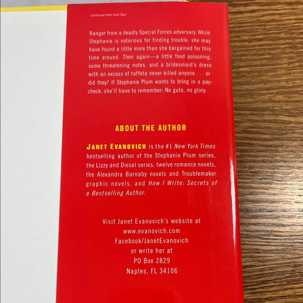 Janet Evanovich 'Notorious Nineteen' Book - Red Cover - Picture 3 of 5